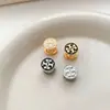 Pendientes pequeños únicos de estilo francés para mujer, accesorios para orejas de metal, pendientes de nicho para mujer, nuevo modelo popular 2026 con un toque de alta gama