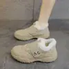Zapatos peludos de moda con cierres de velcro, nueva colección de invierno 2026, tenis de suela suave, forrados de felpa para abrigar, zapatos de algodón para mujer