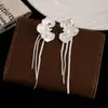Pendientes Asimétricos Plisados de Borla Larga con Flor de Estilo Metálico Aguja de Plata de Alta Gama Exquisitos Retro Elegantes