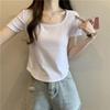 Blusa Quadrada Estilo Francês que Revela as Clavículas, Novo Modelo de Verão 2026 Feminino, Barra Curva, Ombro Reto, Camiseta Elegante e Chique de Manga Curta para Mulheres
