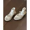 Sandálias Romanas Femininas Douradas Tecidas Vazadas Estilo Resort com Uma Alça Fina, Sandálias de Verão para Usar por Cima com Salto Baixo e Biqueira Fechada