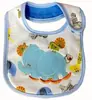 (Opcional) babero de bebé babero de bebé dokis babero de dibujos animados babero impermeable de tres capas en stock