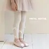 Venta al por mayor transfronteriza leggings nuevos para niñas primavera y otoño 2026 para usar como prenda exterior, pantalones de algodón a rayas verticales para niños con múltiples lazos, longitud recortada
