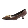 Nueva Colección Primavera y Otoño 2026: Zapatos de tacón alto de punta fina estilo francés, diseño de nicho, corte bajo con adornos de letras, elegantes y versátiles para el trabajo