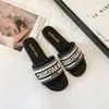 Chinelos Slip-On da Moda para Mulheres, Verão 2026, Super Populares, Sandálias Rasteirinhas Deslizantes Antiderrapantes da Moda para Combinar com Vestidos