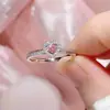 Anillo de Corazón de Diamante Rosa Super Brillante para Mujer, Lujo Ligero, Sencillo y Moderno, Diseño de Nicho, Anillo Abierto Ajustable Dulce con Forma de Corazón