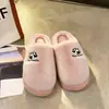 Invierno 2026 Nuevo Estilo Coreano Muñeco de Peluche con Bordado de Panda Lindo Artículo Popular Hogar Interior Exterior Cálido Niña Estudiante