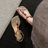 Super bonitos com saias! Novas sandálias de dedo estilo boho com pedrarias de luxo leve, salto médio grosso, sapatos de moda em cetim
