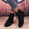 Botas de tornozelo femininas plus size transfronteiriças, nova coleção outono/inverno 2026, estilo europeu e americano, botas curtas com camurça, bico redondo, cadarço e salto bloco, botas estilo Martin