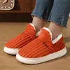 Sapatos de algodão de geração transfronteiriça inverno 2024 novo calçado externo raiz de bolsa forrado com fleece interno quente sola grossa chinelos de algodão atacado