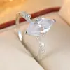 Anillo Luochen de Lujo Ligero de Plata con Piedra Principal Cortada Marquise de Cuatro Garras para Mujer, Adecuado para Citas, Vestidos Formales y Ropa de Noche, Joyería de Anillo de Dedo de Lujo Ligero