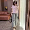 Traje Feminino Moderno 2026 Verão Novo Elegante Emagrecedor Camiseta de Manga Curta Franzida Calça de Perna Larga Estampada Conjunto de Duas Peças