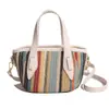 Bolsa de Praia Arco-Íris Palha Tecida Estilo Balde 2026 Bolsa Transversal Listrada de Férias Ombro Único Feita à Mão Novo Modelo de Bolsa para Mulheres
