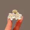 Pendientes Románticos Estilo Francés de Lujo Ligero Pétalo Blanco 2024 Moda Versátil Lujo Ligero Nicho Pendientes de Botón Joyería para Mujeres