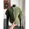 Nova coleção de outono: Suéter masculino pulôver texturizado estilo CityBoy japonês com design retrô inspirado em Hong Kong, apresentando um visual de duas peças falsas e gola Henley