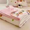 Un lado está hecho de algodón puro y el otro lado está hecho de terciopelo de leche.. Este es un juego de ropa de cama de tres piezas para estudiantes, que incluye un edredón de algodón con forro polar, una alfombrilla de tatami y un colchón suave.