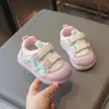 Sapatos de caminhada infantis da moda 2026 primavera e outono novos sapatos de bebê respiráveis e leves para crianças pequenas, sapatos casuais confortáveis de sola macia