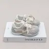 Zapatillas casuales de caña baja con bloques de color para niños, nuevo modelo de principios de otoño 2026, zapatos versátiles de suela blanda de comercio exterior para niños y niñas