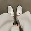 Mocassins de pele de carneiro com fivela de metal estilo britânico, coleção primavera/outono 2026, salto médio grosso, bico redondo, sapatos pequenos de couro, couro genuíno, sapatos baixos com corte profundo, estilo feminino