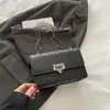 Bolso bandolera de cadena con candado para mujer de color sólido 2025 primavera nuevo estilo simple y moderno de un hombro axila bolso cuadrado pequeño