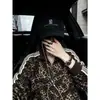 Nova jaqueta de estampa de leopardo da moda estilo streetwear americano para homens, apresentando um design único, detalhes listrados, um corte solto e uma gola alta, em estilo japonês