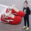 Sapatos casuais retrô de sola macia para crianças, novo modelo de início de outono 2026, tênis de treino alemães para meninos, tênis esportivos coloridos para meninas