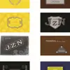 Accesorios de Alta Calidad Similares a los Usados por Grandes Marcas, Soporte para Pruebas de Logotipo, Etiquetas Metálicas y de Cuero, Señales de Exhibición Acrílicas, Personalización en Volumen