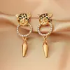 Un Par de Pendientes de Colgante Cónicos Punk Elegantes con Cabeza de Leopardo Europeos y Americanos (Sin Caja de Regalo)