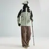 Resistente, totalmente impermeable y reforzada con costuras selladas, esta chaqueta de trabajo es adecuada para su uso como uniforme de trabajo o prenda exterior.. Se puede personalizar con un logo y es un diseño tres en uno desmontable.