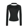 Venta al por mayor de ropa para mujer transfronteriza: nueva camiseta pura y seductora de dos piezas falsas con bloques de color, cuello halter, manga larga, corte ajustado, cuello cuadrado y bajo corto