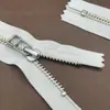 Zíperes Ykk em Estoque, Tamanho 5 Metal, Zíper Fechado de Cobre Branco Níquel, Três Cabeças de Zíper para Escolher, 15-30cm, em Estoque
