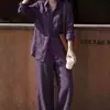 Elegante conjunto de camisa feminina para o outono de 2026, apresentando um tom roxo relaxado e descontraído, adequado para o estilo intelectual e "old money".
