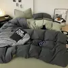 Conjunto de Lençol e Capa de Edredom Quatro Peças em Algodão Lavado Escovado Estilo Simples para Dormitório, Conjunto de Lençol com Elástico Três Peças para Estudante, Venda por Atacado em Estoque