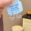 Brincos de pingente florais cool e transparentes inspirados em celebridades com um design simples e de nicho e estilo de argola único para mulheres