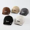 Gorro de Bebé a Cuadros con Letra Otoño Gamuza Sintética Ala Suave Elegante Gorra de Pico para Niños Pequeños Protección Solar Versátil Gorra de Pico