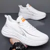 Zapatos de verano nuevos de malla transpirable para jóvenes, para deportes y ocio transfronterizos, zapatos para hombre de punto volador con suela blanda, zapatillas para correr con amortiguación y antideslizantes