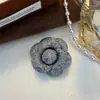 Elegante Broche de Camelia y Perlas Estilo Chanel, Pasador Anti-Exposición de Alta Gama, Accesorio Versátil de Doble Uso