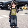 Conjunto de tres piezas para niña estilo coreano para otoño, nuevo conjunto infantil con chaleco estampado de oso en capas con una camiseta básica y jeans de pierna ancha, moderno