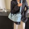 A bolsa pequena popular deste ano para mulheres 2024 nova bolsa mensageiro de grande capacidade bolsa de ombro esportiva casual feminina bolsa travesseiro versátil