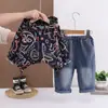 Conjunto de Duas Peças da Moda de Primavera para Meninos, Estilo Coreano Tendência Infantil Conjunto de Jaqueta com Capuz Grafite Dinossauro para Primavera e Outono, Venda Direta