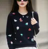 2025 Nuevo Otoño e Invierno Lana Pura Cuello Redondo Tejido de Punto Manga Larga para Mujer Diseño Bordado Suéter Camisa Base Superior