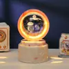 Bola de Cristal Transfronteiriça Base Giratória com Textura de Madeira Luminária Noturna Brilhante Lâmpada do Céu Estrelado 3D Decoração de Mesa Presente Criativo de Feriado
