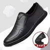 Sapatos Masculinos de Couro 2026 Outono Novo Estilo Solado Macio Slip-On Sapatos de Trabalho Masculinos Pretos Bico Redondo Casuais Sapatos de Pai Meia-Idade