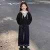 Conjunto de dos piezas de moda versátil para niñas para primavera y otoño con un top de diseño de dos piezas falsas y jeans estilo coreano
