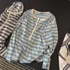 Camiseta de manga larga a rayas con bloques de color, cuello Henley, estilo fino de principios de otoño, fresca y sencilla, para mujer, top básico casual estilo coreano