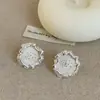 Brincos de metal com camélia tridimensional, sensação de alta qualidade francesa, nicho feminino, temperamento de moda gentil, brincos versáteis brincos