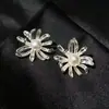Atmósfera fresca y delicada aretes de perla con diseño de flor de margarita calada para mujer, elegantes y versátiles, deslumbrantes aretes de pétalos de fuegos artificiales