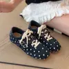 Zapatillas de entrenamiento alemanas de moda con doble tira y escote pronunciado para mujer, nuevos zapatos casuales versátiles de nicho estilo vintage 2026 con lunares Cortez