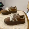Tênis de treino alemães retrô com forro de fleece para mulheres, nova coleção outono/inverno 2026, com acabamento em camurça, sola grossa e um design confortável e casual que combina com tudo