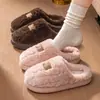 Chinelos de algodão de inverno femininos 2026 novo estilo para casa, chinelos de pelúcia com sola grossa, com toque macio e acolchoado, estilo masculino para o inverno